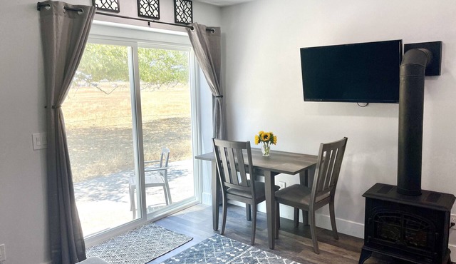 Updated In-Law Suite with laundry and patio for Mid Term Stays