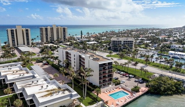 Updated Jupiter Island Condo! Calling Beach Lovers! Beaches Surround this Gem.