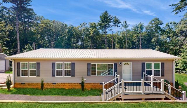 Updated kitchen, outdoor seating, drive to all the area waterfalls