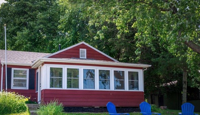 Updated Lake Cottage with amazing sunset views & option for daily pier rental.