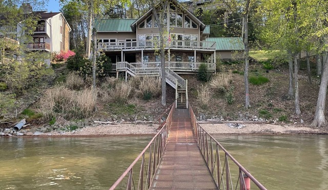 Updated lake house on beautiful Bear Creek!