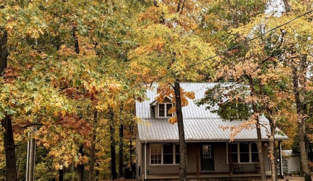 Updated lakefront cozy cabin on quiet cove