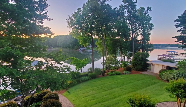 Updated Lakefront Home w/new Hot Tub and private dock, Sleeps 12.