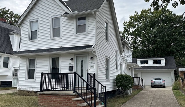 Updated Lakewood hideaway with big screen TV. Family friendly.