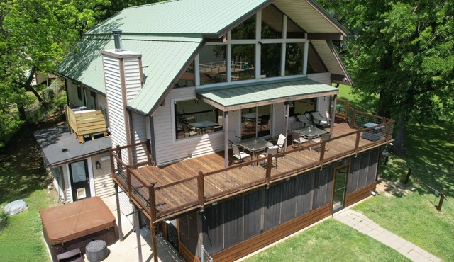 Updated Large Retreat on the WaternFree Kayaks and Hot tub!