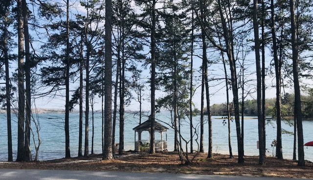 Updated luxury Keowee Key condo, short drive to Clemson