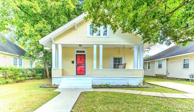 Updated Midtown Bungalow Walk to Cooper-Young Dining Sleeps 7 Close to All