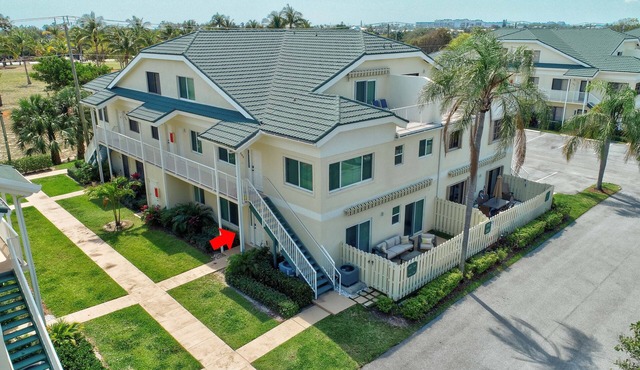 Updated modern 1st floor condo on Carlin Park and close walk to the ocean