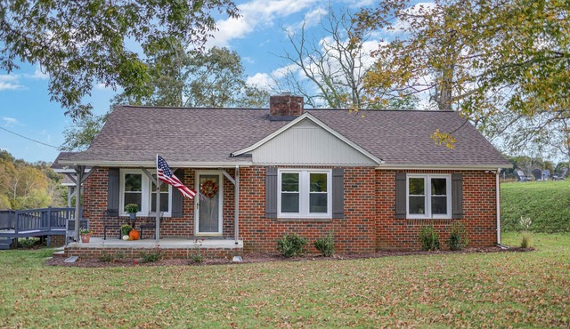 Updated Modern Farmhouse Near Downtown Dickson!
