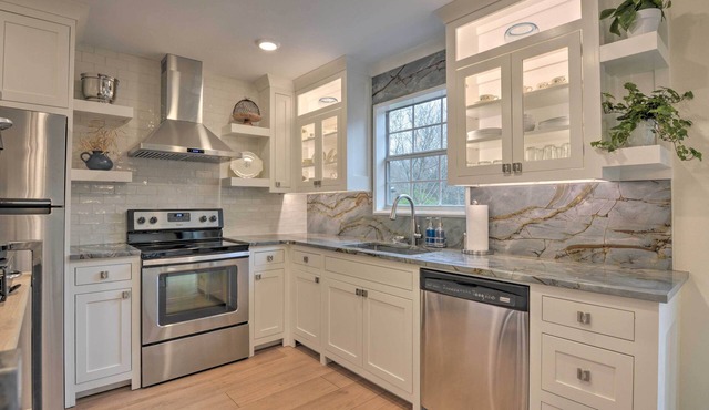 Updated & Modern House < 1 Mi to Dtwn Bentonville!