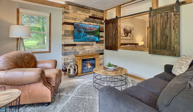 Updated & Modern w/King Bed ~ Pet Friendly ~ Sleeps 4 ~ Beautiful views