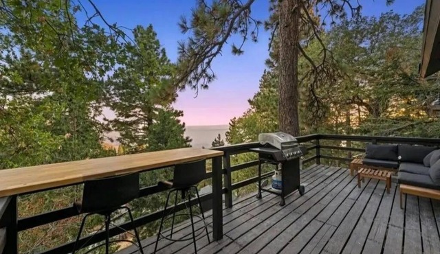 Updated Mountain Cabin Retreat with 180 views off Deck and Balcony