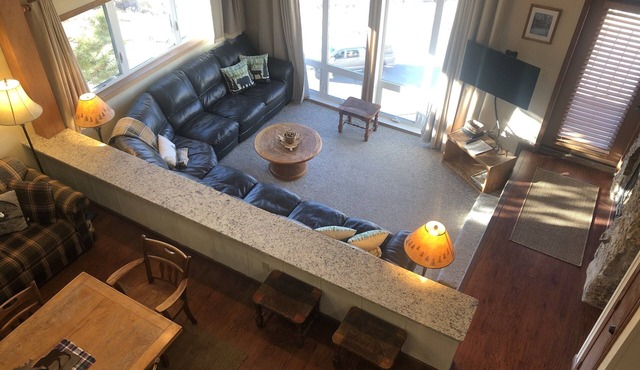 Updated MOUNTAINSIDE Condo-2bd/3bth-adjacent to slopes and family friendly