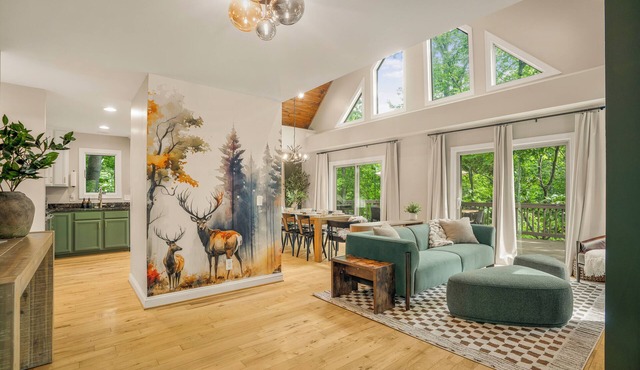 Updated Mtn House 2 Mins to Resort: 3King Beds, HotTub, Game room, Family & Pets