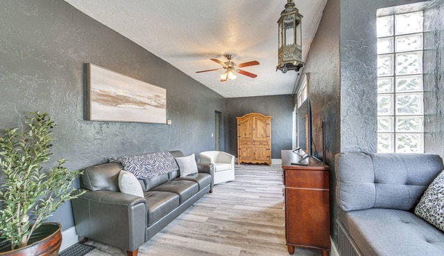 Updated New Kensington Home w/Deck: 22 Mi to PGH!