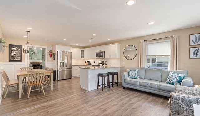 Updated open concept beach house. 1.5 blocks to bay beach and Harpoon’s!