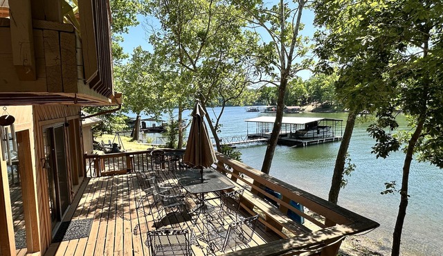 Updated Ozarks Lakefront Home-Lilly pad, kayaks, Private dock & boat ramp.