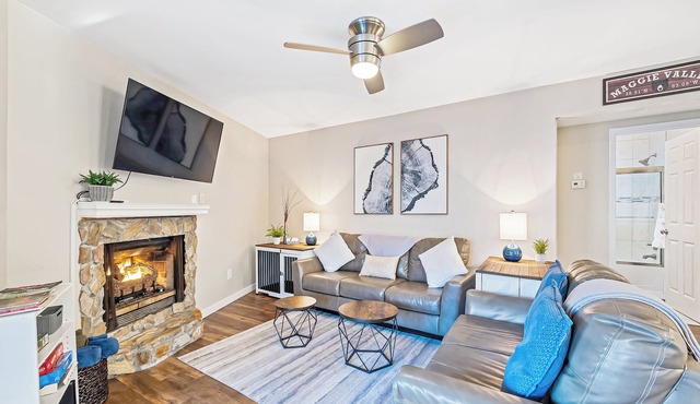 Updated Peaceful Cottage! Fire Pit, Hot Tub, Arcade, Great Location! Dogs Ok!