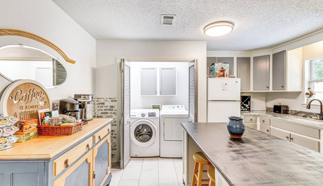 Updated Pensacola Getaway ~ 10 Mi to Beaches!