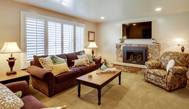 Updated Ranch Apartment w/Deck - 9 Mi to Downtown