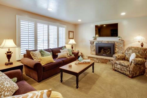 Updated Ranch Apartment with Deck - 9 Mi to Downtown