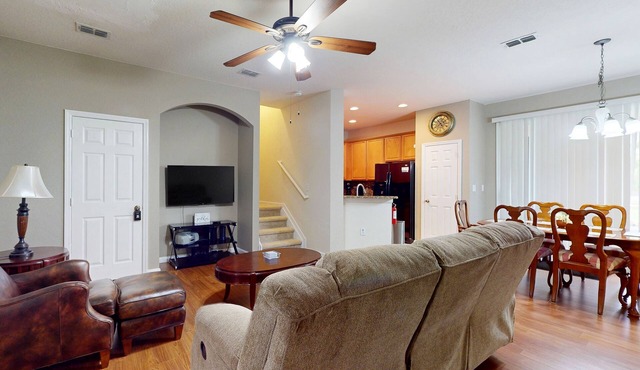Updated retreat with pool access, W/D, AC, & patio - close to Disney Parks