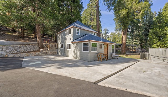 Updated Romantic Cabin close to Lake and shoppings Tesla Charger & huge parking