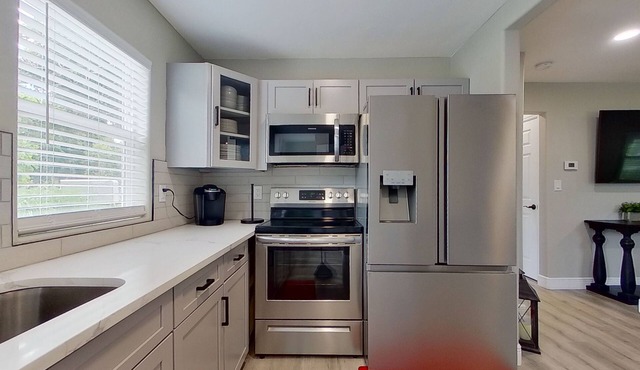 Updated, single-story cottage with great deck & large yard - 1 mile to town