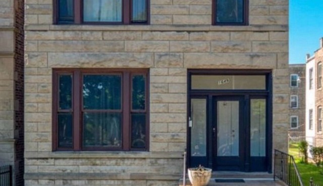 Updated Spacious 2-bedroom apartment in charming Chicago