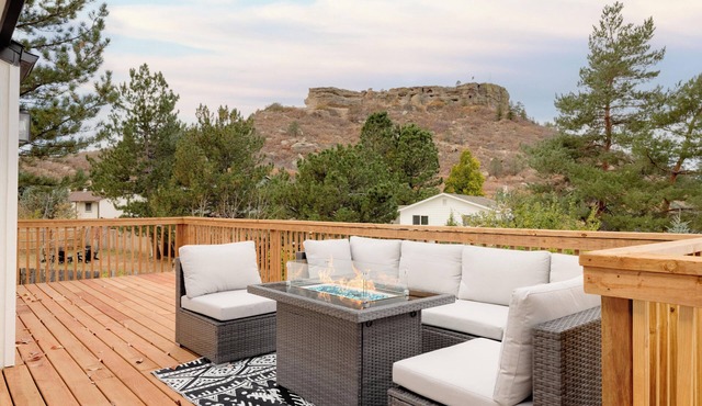 Updated & Spacious 5-bedroom house with Views of the Rock and Mountains