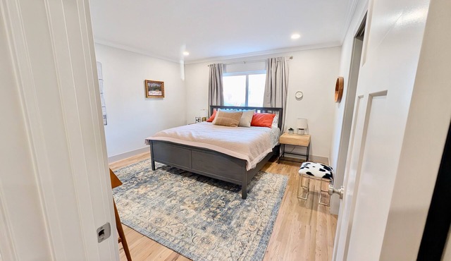 Updated, spacious home in lovely SLC neighborhood, Sleeps 10, Near Ski Resorts!