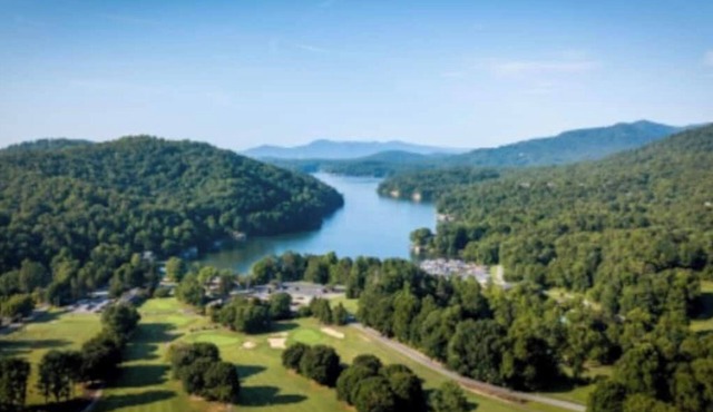 Updated Studio Condo at Rumbling Bald Resort