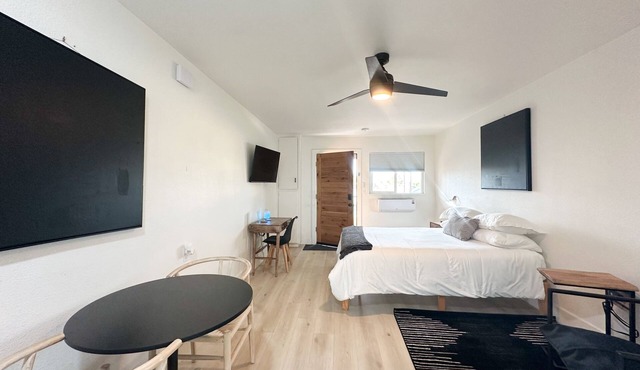 Updated studio in Salida ca. HWY 99 located 1 mile away. Kaiser 2 mi away