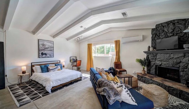 Updated Studio near Central Redding w/Hot Tub