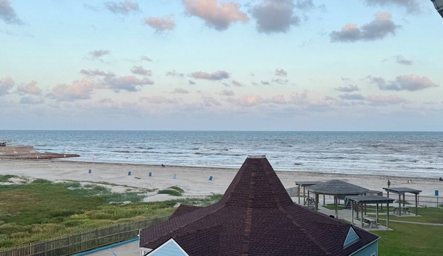 Updated! Sunrise-Ocean View, Top Fl, Prvt Beach Access, Pool, W&D, Parking