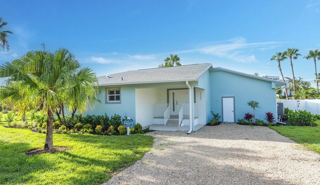 Updated Three Bedroom Home, Short walk the Beach! Shell Basket 2