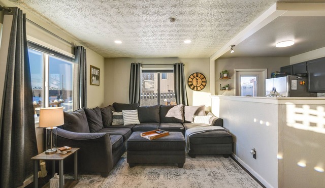 Updated Townhome: Near Airport & Shopping!