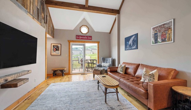 Updated townhome - Walk to Holiday Valley