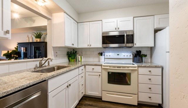 Updated Townhome, walk to shops, patio w/grill, Relocation Specialists