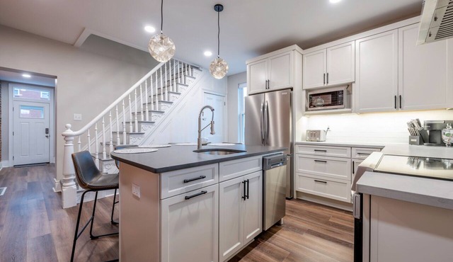 Updated Townhome with Private Garage in South Side