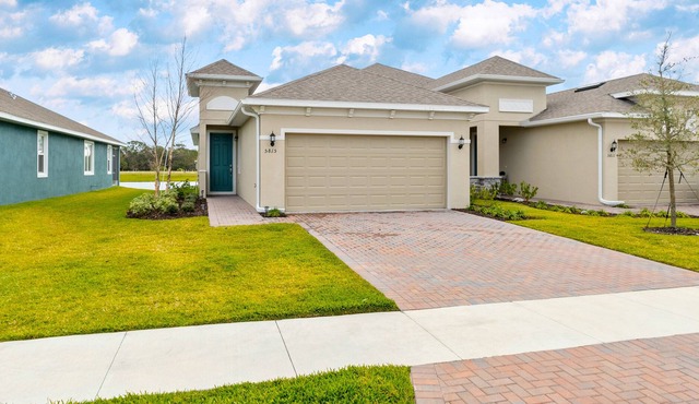 Updated townhome with a lake-view patio, pool & gym access, AC - dog-friendly