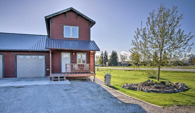 Updated Townhouse with Pergola, Walk to Downtown!