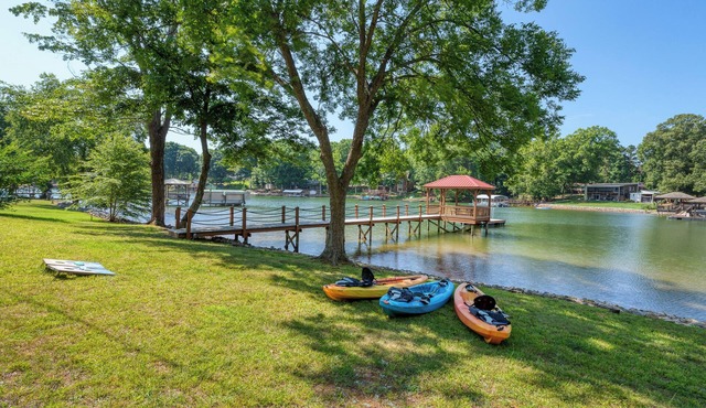 Updated & Beautiful Lakefront Cottage on Deep-Water Cove! Bring Your Own Boat!