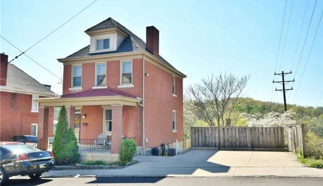 Updated Victorian - Serene Backyard + City Access