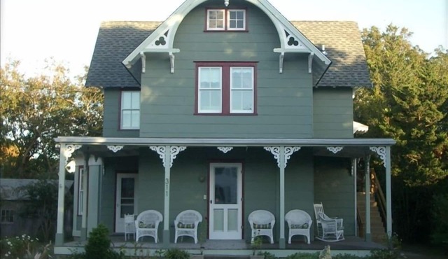 Updated Victorian near beach. Inquire for reduced rates in August!
