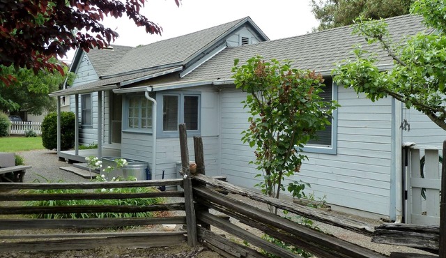 Updated Vintage Farmhouse - walking distance to stores, dining & wine tasting