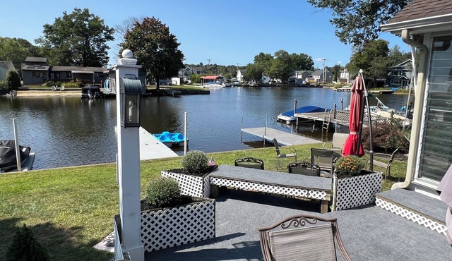 Updated Waterfront. Dog friendly. Private cove