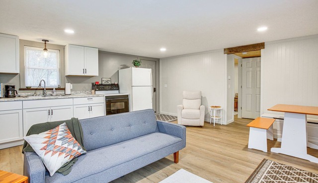 Updated Wellston Cabin, Walk to Lake Beach + Dock!
