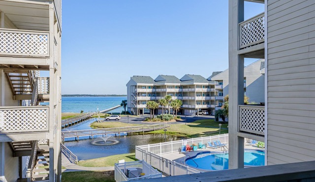 Updated with Beach Condo Decor - Very Upscale, Yet Comfortable - Baywatch H3