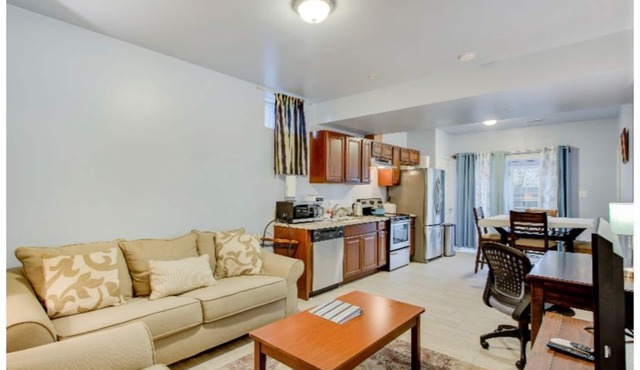 🌴☀️Upgraded 3 Bedroom Basement Apartment w/Private Entry 🌴☀️